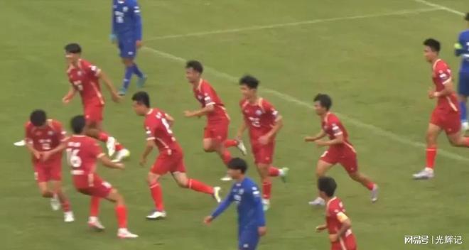 联赛最新排行榜：南通领跑常州垫底！瓦利棋牌徐州1-1绝平江苏城市足球(图12)